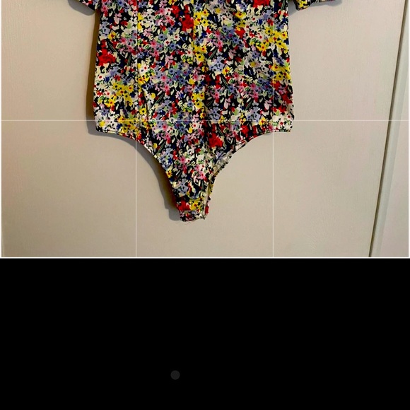 ❌SOLD❌Zara} Off shoulder ruffled floral bodysuit - Picture 3 of 3